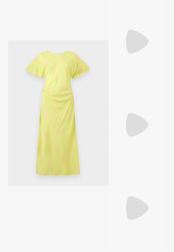 Keltainen maksi mekko, jossa on lyhyet, leveät hihat. Mekolla on pehmeä tekstuuri ja hienovaraisia vaaleanpunaisia yksityiskohtia kankaan ympäri. Sivuille kerätty yksityiskohta.; Kahvikuvioinen patentti-nahkainen balettipohja, jossa on neliskulmainen varvasosa ja nauha, jossa on pieni kultainen solki. Sujuva pinta, matala korko ja minimalistinen muotoilu.; Ruskeat kilpikonnaruutulasiset silmälasit, joissa ovaalit linssit, ohuet varret ja läpinäkyvät yksityiskohdat. Temppeleissä on huomaamaton logo. Suunnittelultaan suora ja kevyt.; Musta nahkainen käsilaukku letitetuilla kahvoilla, vetoketjullinen tasku ja roikkuvat tupsut. Muotoiltu pinta metallisten niittien ja varusteiden korostuksilla.