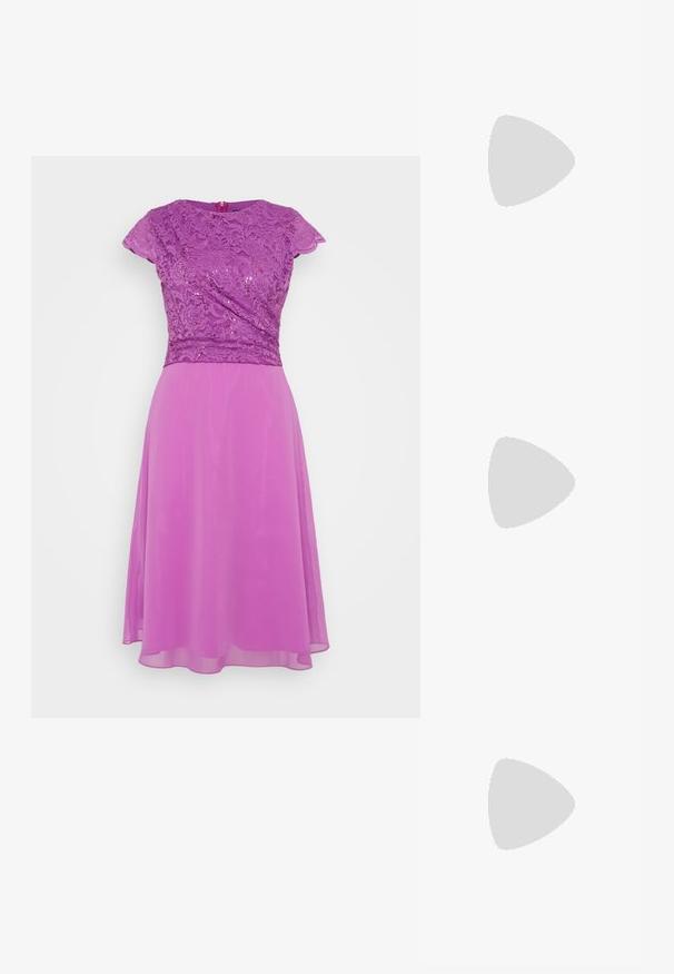 Vestido morado con corsé de encaje y falda transparente. Mangas cortas, escote redondo y cremallera en la parte de atrás. Textura suave y sin patrones.; Tacón slingback negro de charol con punta afilada, que presenta un estampado de serpiente texturizado, correa ajustable y un tacón bloque corto y texturizado.; Cartera de mano de piel negra con una correa de cadena dorada, que presenta una textura suave, forma rectangular y un logotipo en relieve en la parte frontal.; Pendientes de aro de metal en tono dorado con una forma curva y alargada. Presentan una superficie lisa y brillante y una punta redondeada para mayor detalle.