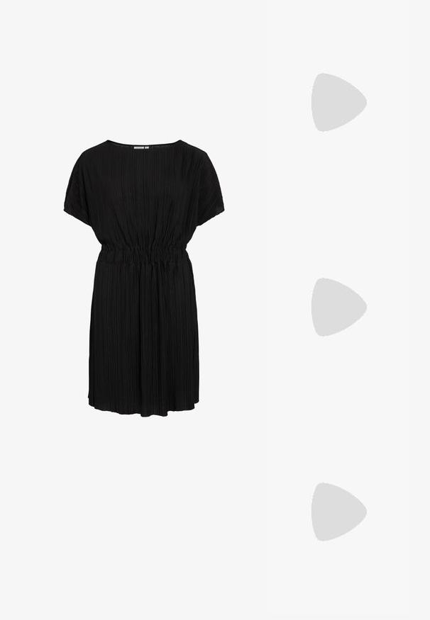 Vestido preto plissado com um corte descontraído, decote redondo e cintura elástica. Mangas curtas e tecido macio e texturizado.; Sapato de salto alto com bico fino, em tons de prata, dourado e nude. Acabamento brilhante com design recortado, apresentando um salto stiletto.; Saco metálico prateado com uma forma suave e arredondada e um fecho em topo atado. Feito de material de imitação de couro suave.; Brincos de argola prateados com um design torcido, apresentando um acabamento polido e fecho tipo post. Medem aproximadamente 3 cm de diâmetro.