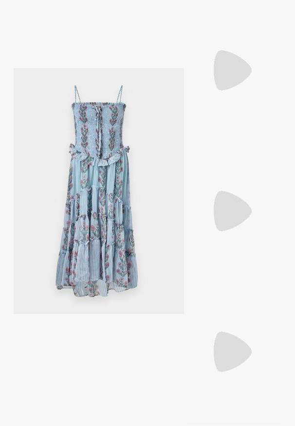 Blomster-maxikjole med blåt stribet stof, smocket liv, og flæsekanter. Har spaghetti-stropper og blomsterdesign i pink og grøn.; Sorte laker slingback hæle med spids tå og en lille blokhæl, med en sølvspændeaccent på remmen.; Sølvmetallic hjerteformet håndtaske med to håndtag, kædestrop og glat tekstur. Har metalhardware og syede kanter.; Guld-tone ring med et organisk, snoet design, glat overflade og affasede ender, hvilket skaber et moderne, skulpturelt udseende.