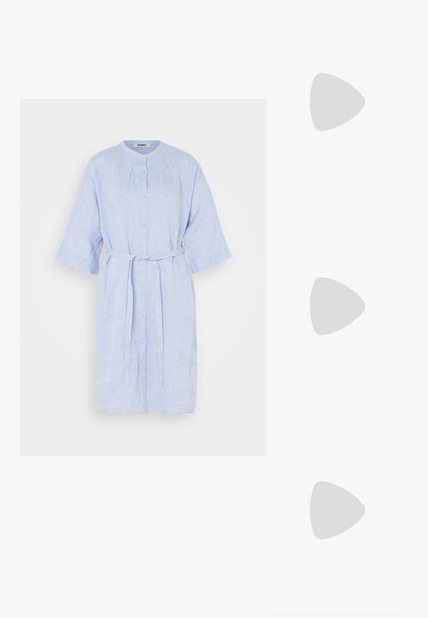 Svetlo modra lanena obleka s sprednjimi gumbi, mandarin ovratnikom in pasom na vrvico. Ima kratke rokave in rahlo ohlapen kroj.; Rjavi usnjeni kauboj čevlji s koničastim nosom, vezenimi vijugastimi vzorci na zgornjem delu in zloženim kvadratnim peto. Imajo zanko za enostavno obuvanje.; Črna usnjena torba hobo z enim mehkobnim, okroglim ročajem; ima gladko teksturo in minimalističen dizajn. Brez vidnih kovinskih delov ali poudarkov.; Srebrne uhane v obliki obroča z minimalističnim dizajnom. Krožna oblika, gladka tekstura in tanek profil. Lahki s poliranim zaključkom.