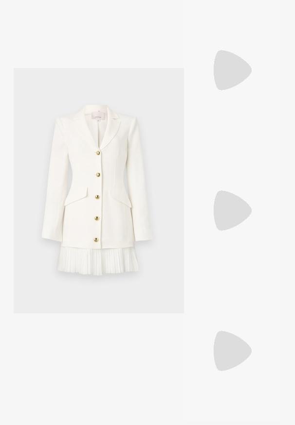 Cinq à Sept REGAN DRESS - Kokteilikleit/peokleit - ivory; Mustad musta värvi kontsandaalid on varustatud peente rihmadega, millel on sõlmekujundus, siledad ruudukujulised varbad ja stiilne stilettokonts.; Helehall metallik handbags, millel on kett, kaunistatud väikeste ümmarguste metallist õmblustega ja kolmnurkse brändi logoga.; Kullatud jalgraduppidega kõrvarõngad, millel on selge kristalliga kaunistatud disain, graveeritud "GUESS" bränding ja sile viimistlus.