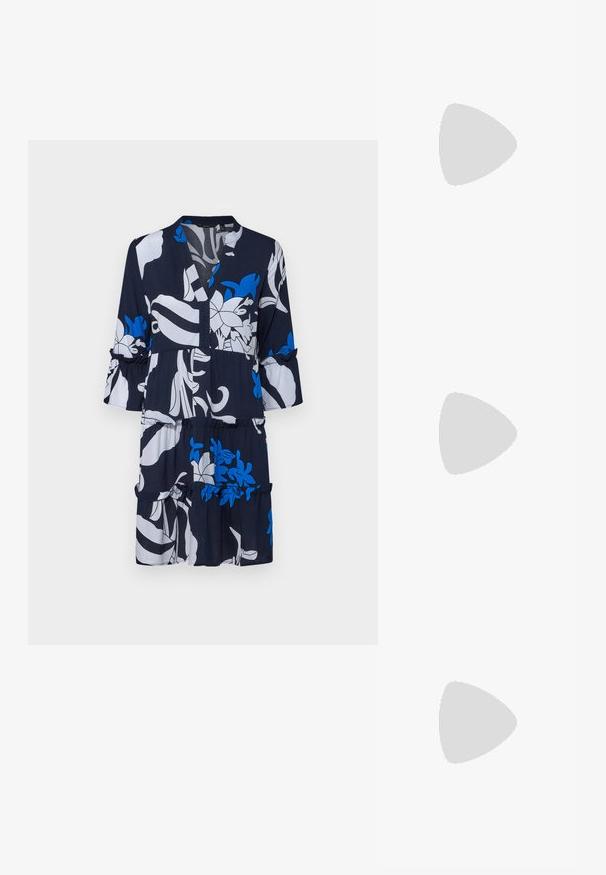 Laaja tummansininen mekko, jossa on valkoisia ja sinisiä kukkakuoseja, V-pääntie, kolme neljännesvartta ja röyhelöhelma joustovyöllä.; Mustat korkeat platform-kengät, joissa on terävä kärki ja säädettävä nilkkaremmi. Valmistettu sileästä nahasta ja varustettu paksulla lohkokorkeudella.; Musta nahkainen käsilaukku, joka on kaareva muotoilultaan, irrotettavalla hihnalla ja kultaisilla yksityiskohdilla. Laukussa on läppä, jossa on solk yksityiskohta.; Korukultainen korvakorut, joissa on teksturoituja, aaltoilevia muotoja. Mukana on veistokselliset klipsikorvakorut ja avoin rengasmalli, jossa on vasaroitu pinta.