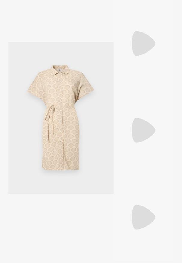 Beżowa sukienka z muszelkowym wzorem, krótkimi rękawami, zapięciem na guziki z przodu oraz paskiem w talii. Wykonana z lekkiego materiału.; Beżowe lakierowane szpilki z odkrytą piętą, zakończone spiczastym noskiem i 5 cm obcasem, z wyciętymi bokami oraz cienkim paskiem na kostce.; Słoneczne okulary w kolorze żółwi z wydłużonymi owalnymi soczewkami, brązowym odcieniem, złotymi akcentami logo na zausznikach oraz smukłymi czarnymi ramionami.; Beżowa torebka w wzory o zakrzywionym kształcie, z skórzanymi akcentami i złotym logo z przodu. Posiada krótki uchwyt, co ułatwia noszenie.; Naszyjnik z pereł i kryształów o okrągłym, koralikowym wzorze w jasnych odcieniach, z naprzemiennie umieszczonymi perłami i błyszczącymi akcentami, noszony na szyi.