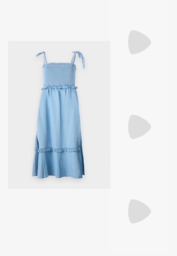 Šviesiai mėlyna be rankovių suknelė su smocked bodice, raukšlėtomis detalėmis ir platėjančia sijonu. Audinys atrodo minkštas su šiek tiek tekstūruotu paviršiumi.; Kreminės baleto bateliai su smailiu pirštu, tinklelio dizaino uždanga ir šonine sagtimi. Lygus padas su sklandžiu paviršiumi.; Mėlynos ir baltos juostelės pintas krepšys su erdviu dizainu, turintis plačią rankeną ir struktūruotą, atvirą audinį. Įtrauktas prekės ženklas.; Sidabriniai metaliniai Auskarai su banginiu, skulptūriniu dizainu, pasižymintys poliruotu paviršiumi ir nereguliariomis formomis, išryškinančiomis šiuolaikišką estetiką.