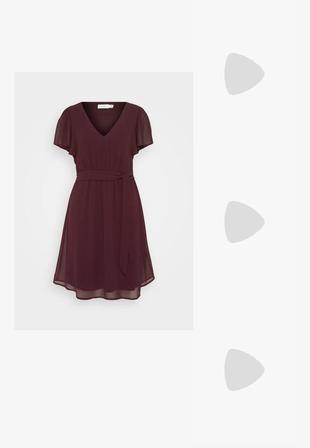 Burgundska obleka iz lahkega materiala, s V-izrezom, kratkimi naborkastimi rokavi, zategnjenim pasom in pripetim pasom. Nežna A-linijska silhueta.; Bela slingback peta z ostrim nosom, gladka zgornja prevleka, nizka blok peta in zasnova z stranskimi izrezi ter nastavljivim trakom z zaponko.; Okrogle sončna očala s temnimi lečami in zlatimi okvirji. Model nosi svetlo modro, rebrasto jakno s gumbi in belimi rokavi v kontrastni barvi.; Michael Kors denarnica v bež lakiranem platnu z mišičnim vzorcem ponavljajočega se logotipa MK, z zlatim okovjem in snemljivo verižico.