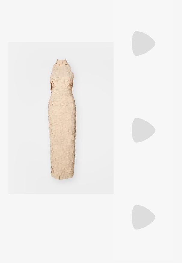 Persikų spalvos suknelė su unikaliu tekstūriniu dizainu, kuriame yra sluoksniuoti, stačiakampiai audinio gabalai. Be rankovių, su aukštu kaklu ir prigludusia forma.; Juoda odinė slingback tipo avalynė su smailiu pirštu, siauru aukštu kulnu ir dekoratyvine kaspino akcentu. Lygi tekstūra ir elegantiškas dizainas.; Sidabro spalvos metalinė peties kuprinė su lygiu paviršiumi, išlenkta forma, grandinėlės rankena ir blizgiu priekiu, kuriame subtiliai išgraviruotas logotipas.; Sidabriniai auskarai su tekamu, spiraliniu dizainu. Lygus paviršius su blizgiu apdaila. Yra švelni blizgesys ir jokie matomi papuošimai.