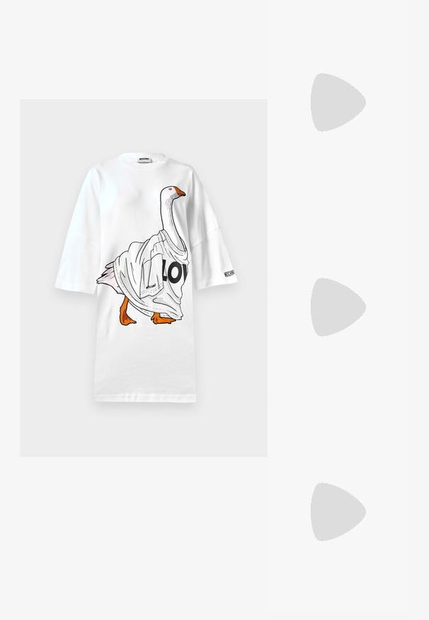 Weißes, oversized T-Shirt mit einer illustrierten Gans, die ein weißes Trikot mit der Aufschrift "LO" trägt. Kurzärmelig und aus weichem Baumwollstoff.; Schwarze Lack-Slingback-Pumps mit spitzem Zehenbereich, versehen mit strukturiertem Schlangenprint, verstellbarem Riemen und einem kurzen, strukturierten Blockabsatz.; Schwarze Leder-Umhängetasche mit zwei vorderen Taschen, goldenen Schnallen, Reißverschluss und einem schmalen Tragegurt. Texturierte Oberfläche und kompakte rechteckige Form.; Goldfarbene Ohrstecker mit Knoten in gedrehter Ausführung. Jeder Ohrstecker verfügt über eine runde, transparente Rückseite für sicheren Halt.