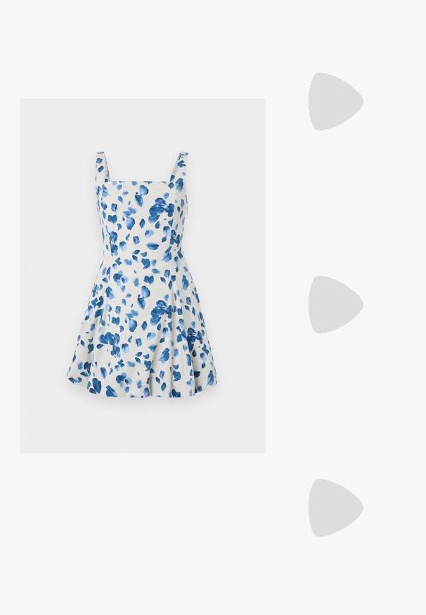 Blumenkleid aus einem hellbeigen Stoff mit blauen Aquarellblättern. Es hat einen quadratischen Ausschnitt und breite Träger sowie ein ausgestelltes Rockdesign.; Schwarze Lackledersandalen mit zwei verstellbaren Riemen, Korkfußbett und Gummisohle, die eine glatte Struktur und ein minimalistisches Design aufweisen.; Runde Sonnenbrillen mit dunklen Gläsern und dünnen silbernen Rahmen. Eine Person trägt eine goldene Kette, während eine andere einen rot gemusterten Schal hat.; Burgunderfarbene Schultertasche aus glänzendem Material, mit geschwungener Form und geraffter Struktur. Sie verfügt über einen kurzen Griff und einen sichtbaren Reißverschluss.