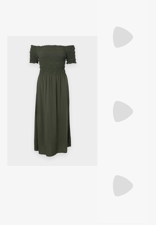 Off-shoulder klänning i mörk olivgrön, med smockad byst, korta ärmar och en flödande, ankel-lång kjol. Mjuk, lättviktig tyg.; Svart flip-flop i mjukt läder, med en tunn remdesign och en platt sula med en minimalistisk profil. Inga anmärkningsvärda mönster eller detaljer.; Vävd halmaxelväska med en böjd form, utrustad med ett mörkt läderrem och en texturerad yta med ett chevronmönster.; Guldtonade örhängen med oregelbundet strukturerade former, prydda med gröna ädelstenar och vita pärlor, säkrade med klämfästen.