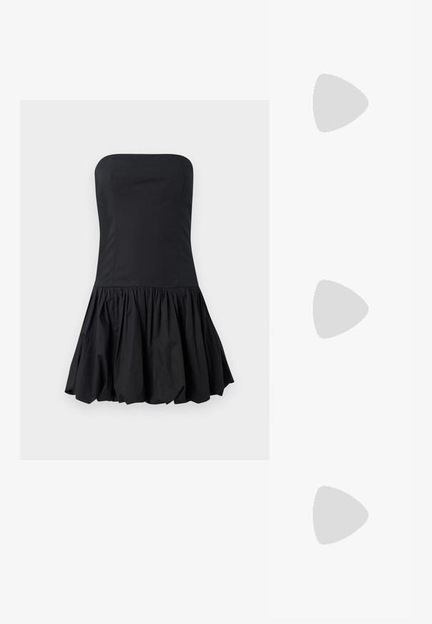 Melna strapless kleita ar pieguļošu korpusu un izplestu, rūtainu svārku. Izgatavota no gludas auduma; tai ir tīrs, minimālisma dizains.; Melna ādas baleta kurpe, ar norādītu purngalu, minimālisma dizains, gluda tekstūra, zema papēža augstums, bez redzamiem aksesuāriem vai rotājumiem.; Melnas ādas rokassoma ar izliekta formu, noņemamu siksnu un zelta aksesuāriem. Somai ir vāciņš ar sprādzes detaļu.; Zelta toņa gredzens ar organisku, vērptu dizainu, gludu virsmu un sašaurinātiem galiem, radot mūsdienīgu, skulpturālu izskatu.