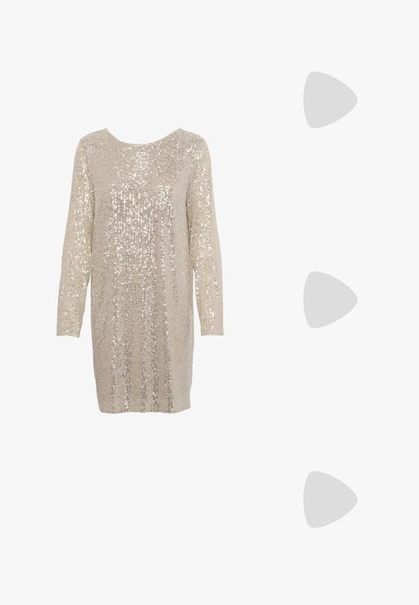 Paillettklänning i ljusbeige med långa ärmar och rund halsringning, med ett texturerat mönster av blanka, reflekterande paljetter över hela.; Svart lackskin slingback-häl med spetsig tå, med texturerad ormskinnsprint, justerbar rem och en kort, texturerad blockklack.; Svart läderaxelväska med två framfickor, guldspännen, dragkedjestängning och en smal rem. Texturerad yta och kompakt rektangulär form.; Guldtonade örhängen med en rektangulär, klar kristall som hänger under en rad av små, runda klara accenter. Snygg, modern design.