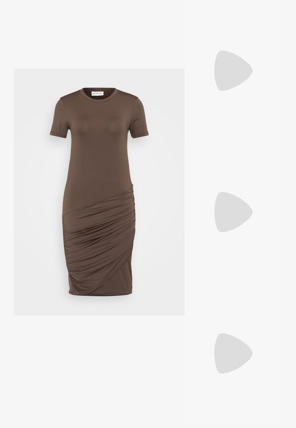 Robe moulante marron en tissu doux et extensible. Elle possède un col rond, des manches courtes et des détails froncés sur un côté.; Baskets en cuir blanc avec une épaisse semelle blanche, un accent en daim noir au niveau du talon et un logo embossé sur le côté. Design à lacets avec six œillets.; Lunettes de soleil noires surdimensionnées avec une forme géométrique, dotées de verres foncés et d'un détail gris contrastant sur la monture. Logo sur la branche.; Calvin Klein HOOPS - Boucles d'oreilles - silver-coloured