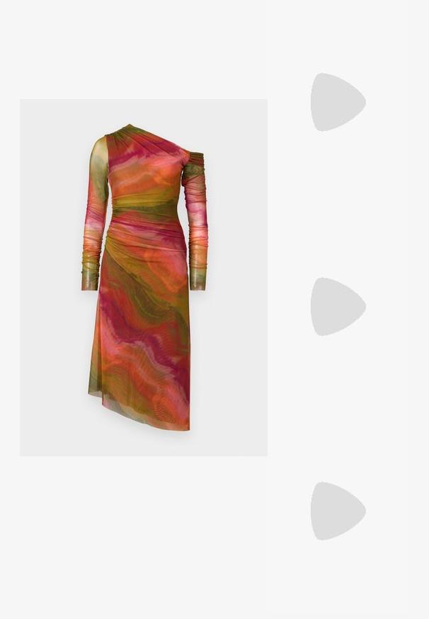 AMUR DRENA DRESS - Etui-jurk - lucid glaze; Zilveren metallic hak sandaal met een T-band ontwerp, verstelbare enkelband met gesp en een blokhak, met een glad, reflecterend oppervlak.; Bruine suède handtas met twee stevige handvatten, een rechthoekige vorm en een decoratieve band over de voorkant.; Zilveren oorbellen in de vorm van een gladde, gepolijste ring. Ronde vorm met een veilige kliksluiting. Lichtgewicht ontwerp, geschikt voor dagelijks gebruik.