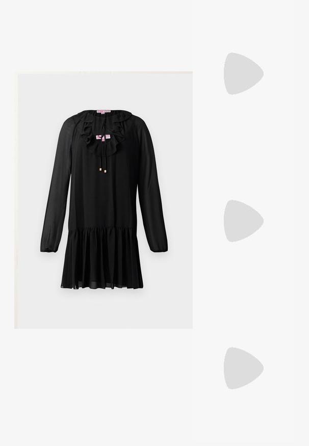 Svart kjole med lange ermer, volang-hals, knyte-detalj og utsvingt fin. Laget av lett stoff med en myk tekstur.; Sorte patent slingback hæl med spids tå, featuring tekstureret slangeskind, justerbar rem og en kort, tekstureret blokhæl.; Svart skinn crossbody veske med to frontlommer, gyldne spenner, glidelåslukking og en slank stropp. Teksturert overflate og kompakt rektangulær form.; Gullfargede metalløredobber med en buet, forlenget form. Har en jevn, blank overflate og en avrundet tupp for ekstra detaljer.