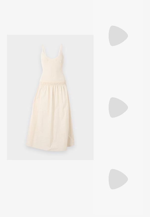 Gebreide crèmekleurige jurk met verstelbare bandjes, figuurvormend lijfje en een gathered taille die uitkomt op een uitlopende rok. Glad textuur, minimalistisch ontwerp.; Oranje faux leren hoge hak mules met kruislings banden, open teen en een gestructureerde blokhak. Gladde afwerking met zichtbare stikdetails.; Witte ovale zonnebril met bruine lenzen, voorzien van een matte afwerking en rechte armen. Opvallende details zijn de merknaam op de poot.; Gouden rechthoekige polshorloge met een minimalistisch ontwerp, voorzien van een crèmekleurige wijzerplaat, gouden wijzers en een metalen schakelband. Merktekens bevatten de merknaam.