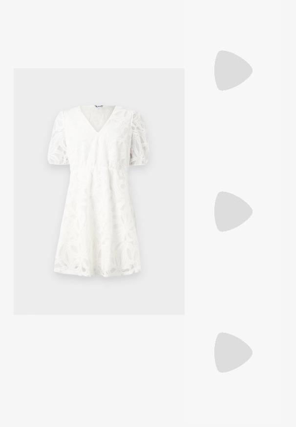 Robe blanche avec un décolleté en V, des manches bouffantes et des détails en dentelle florale délicate. La taille élastique et la jupe évasée mettent en valeur sa texture légère.; T-shirt en coton blanc avec un grand graphisme de homard rouge vif sur le devant. Manches courtes et design à col rond standard.; Baskets montantes en toile blanche avec semelle en caoutchouc noir, capuchon en caoutchouc à l'avant, et six œillets pour les lacets, présentant un design épuré et minimaliste.; Sac à main en cuir rouge avec un design angulaire et géométrique. Il dispose d'une seule sangle ajustable et d'une fermeture à rabat avec un detailing cousu.