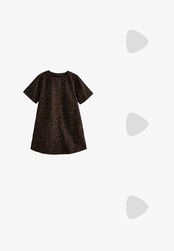 Luipaardprint jurk in bruin en zwart. Korte mouwen, ronde halslijn, losse pasvorm, knielange ontwerp, katoen materiaal met een gladde textuur.; Zwarte mouwloze top met een hoge halslijn, lichtgewicht stof, losse pasvorm en een asymmetrische zoom die langer is aan de achterkant.; Zwarte canvas sneakers met witte veters, een witte rubberen teenkap en een chunky witte tussenzool. Bevat subtiele witte stiksels en een gumzool.; Zwarte rechthoekige zonnebril met donkere lenzen en dikke matte monturen. De zijstukken zijn licht taps toelopend met een gladde textuur.