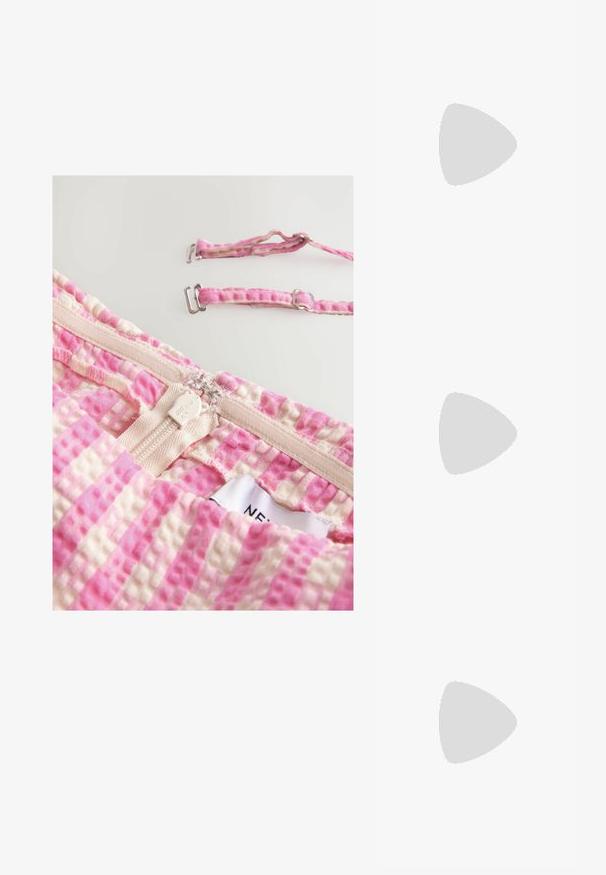 Tissu à carreaux rose et beige avec un motif texturé, présentant une fermeture éclair et des bretelles réglables avec des accessoires en métal. Étiquette visible.; Glissez ouvert en cuir rouge avec un design plissé et froncé et un nœud décoratif. Dispose d'un talon aiguille et d'une finition lisse.; Des lunettes en plastique rouge avec une monture rectangulaire, des verres transparents et des branches fines. Le logo de la marque "even&odd" est embouti sur la branche.; Sac à main en cuir laqué rouge de forme triangulaire, avec une large ouverture en haut et une seule anse courbée. Texture lisse avec des détails de couture minimaux.