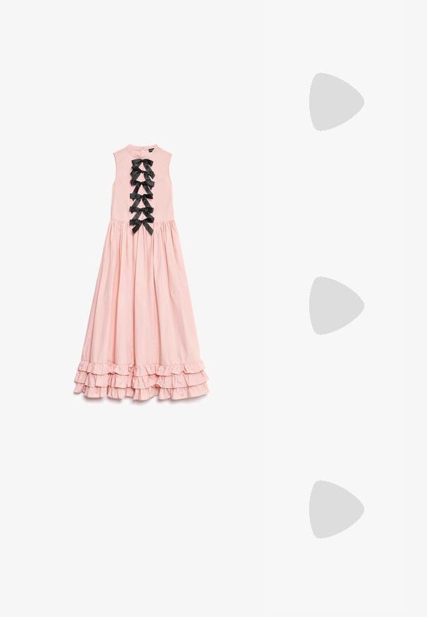 Abito lungo rosa con design senza maniche, caratterizzato da un orlo arricciato e sette fiocchi in satin neri lungo la parte anteriore per decorazione.; Scarpa slingback in vernice nera con punta affusolata, cinturini alla caviglia con fibbie in argento e accessori, e tacco sottile.; Borsa a tracolla nera in pelle con una forma curva, manico rimovibile e accessori dorati. La borsa presenta una patta con un dettaglio a fibbia.; Anello doppio in argento con superficie liscia e lucida. Presenta un design fluido e curvo con sezioni sovrapposte per un aspetto moderno.