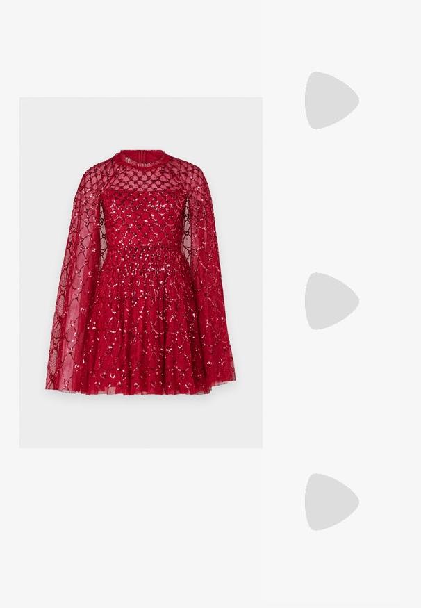 Rotes Kleid mit tailliertem Oberteil und ausgestelltem Rock, aus durchsichtigem Material mit einem Diamantmuster und Paillettenakzenten, langen Cape-Ärmeln.; Goldene Sandalen mit Absatz und geknoteter Vorderseite,„plissierter“ Textur und Knöchelriemen. Der Blockabsatz hat ein gerippte Design, das den Halt verbessert.; Schwarze gesteppte Handtasche mit einem goldenen Kettenriemen, die einen auffälligen goldenen Verschluss und ein kleines Etikett aufweist, das eine strukturierte Lederoberfläche zeigt.; Goldfarbene Ohrstecker mit Knoten in gedrehter Ausführung. Jeder Ohrstecker verfügt über eine runde, transparente Rückseite für sicheren Halt.
