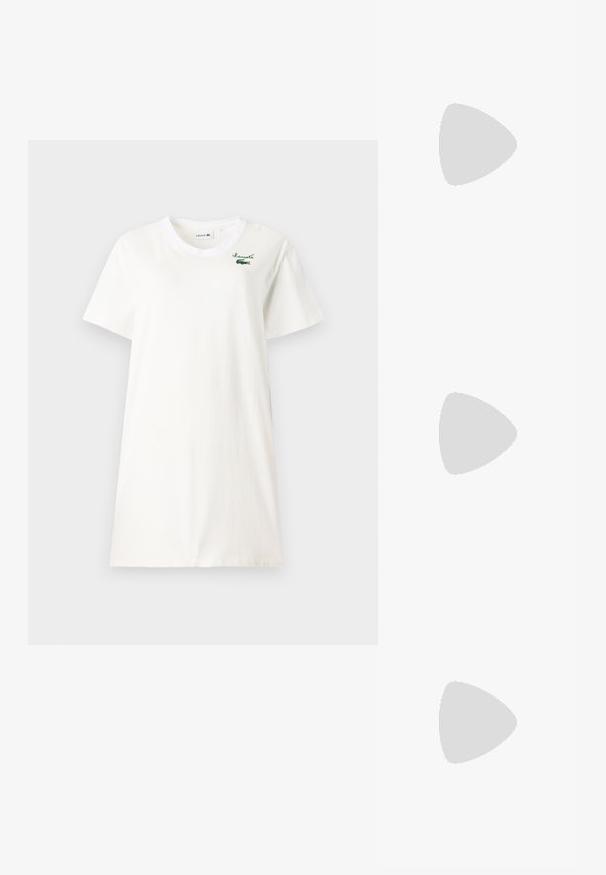 Valkoinen puuvillapaita, jossa on pyöreä kaula-aukko, lyhyet hihat ja vihreä Lacoste-logo brodeerattuna vasemmassa rinnassa.; Valkoiset nahkakengät paksulla valkoisella pohjalla, mustalla mokkanahkaosuudella kannassa ja kohokuvioitu logo sivulla. Nauhakeskitys kuudella reiällä.; Mustat ylisuuret aurinkolasit, joissa on geometrinen muoto, tummat linssit ja kehykseen erottuva harmaa yksityiskohta. Logo varressa.; Hopehopeet hopehopeet hopehopeet hopehopeet, jolla on sileä, kiiltävä pinta. Pyöreä muoto, kevyt rakenne, jossa on neulakiinnitys.
