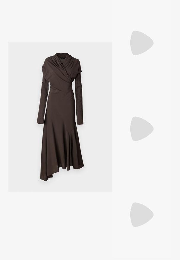 Philosophy di Lorenzo Serafini - Suknia balowa; Czarne skórzane buty typu slingback z ostrym noskiem, ozdobnymi paskami z metalowymi oczkami oraz niskim klinowym obcasem. Teksturowana powierzchnia.; Czarna skórzana torebka w kształcie wiadra o teksturowanym wykończeniu, z złotymi akcentami metalowymi i otwartą górą. Posiada krótką rączkę oraz regulowany pasek na ramię.; Dwa kolczyki w kształcie skrzydeł, wykonane z metal w srebrnym odcieniu z przezroczystymi, okrągłymi cyrkoniami oraz akcentami w złotym odcieniu w wielowarstwowym wzorze.