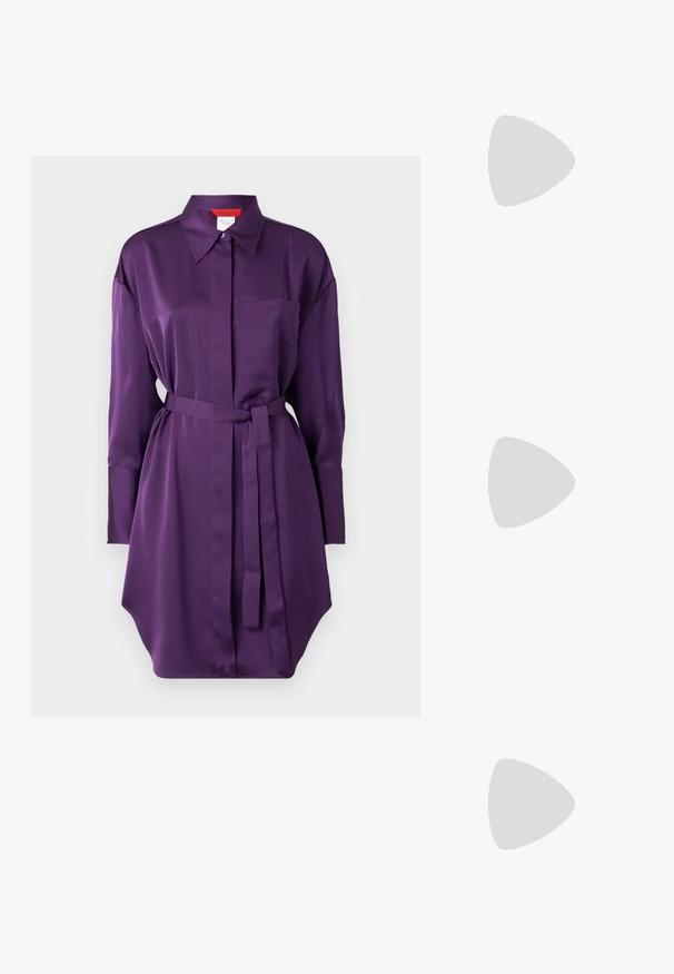 Lilla satiinist särgimekko kaelusega, pikkade varrukatega ja sidumisega taljes. Omab ühte rinna-taskut ja kumerat hemmi.; Valge lühikeste varrukatega T-särk ribatud kangast. Ümara kaelusega, tavalisest sobivusest ja peente õmbluse detailidega. Ilma mustrite või graafikateta.; Musthave mustika tantsutossud mustast nahast, ümmarguse varbaga, siledast tekstuurist, minimaalse õmblusdetailiga ja paindliku tallakujundusega.; Pruunist nahast käekott, millel on klapiga sulgur, kuldne riistvara, õlarihm ja sile tekstuur. Kompaktne ristkülikukujuline vorm.