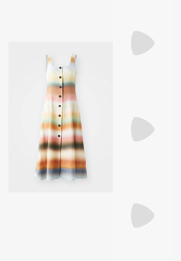 Mygtukų suknelė gradientiniu raštu, kuriame dominuoja oranžinė, rožinė, žalia ir mėlyna spalvos. Pagaminta iš lengvos medžiagos su kvadratiniu iškirpimu.; Šviesiai rudos aukštakulnės sagaus su plona kulkšnies juostele ir dviem viršutinėm juostelėm. Blizgus lakinės odos apdailos ir auksinė detalių apdaila ant kulkšnies juostelės.; Juodas krokodilo rašto odinis krepšys su lenkta forma, auksiniais aksesuarais, reguliuojama juosta ir logotipo detale priekyje.; Auksinės metalinės auskarų kabės su lenktą, pailgą forma. Turi lygų, blizgantį paviršių ir užapvalintą galiuką papildomam akcentui.