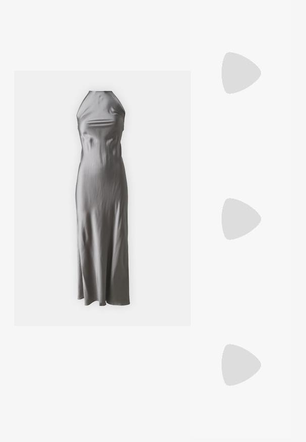 Satin srebrna halter haljina s prilagođenim tijelom, lepršavom suknjom do poda, glatkom teksturom i minimalističkim dizajnom.; Crne sandale na visokoj potpetici imaju tanke trake s čvorastim dizajnom, glatki kvadratni vrh i elegantnu stiletto petu.; Svijetlosivi metalik ruksač s lancem, ukrašen malim okruglim metalnim zakovicama i trokutastim logotipom marke.; Srebrne metalne naušnice s glatkim, oblikom suze i poliranim završetkom. Suptilni utori dodaju detalje. Minimalistički dizajn.