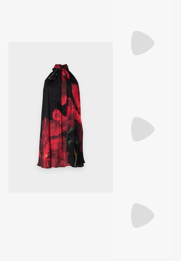 Alice + Olivia Robe de soirée - bright ruby; Ballerines en cuir noir avec un bout rond, texture lisse, détails de couture minimalistes et design de semelle flexible.; Lunettes de soleil avec monture en métal doré, verres verts, forme ronde, branches fines et accents en plastique blanc aux extrémités des branches.; Sac à main en cuir noir avec des détails en franges, chaîne dorée pour l'épaule et une poignée découpée. Présente le logo sur le devant.