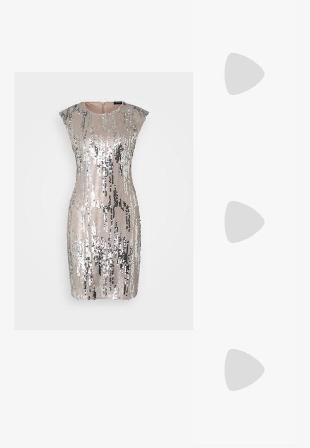 Abito corto e aderente con maniche a cappuccio, ricoperto di paillette argento e oro, caratterizzato da una scollatura rotonda e chiusura a cerniera sul retro.; Scarpe con tacco alto slingback argento con punta affusolata, finitura metallica, due cinturini decorativi e un tacco sottile con punta nera.; Borsa a tracolla nera in pelle con una forma curva, manico rimovibile e accessori dorati. La borsa presenta una patta con un dettaglio a fibbia.; Anello in tono oro con un design organico e Twisted, caratterizzato da una superficie liscia e punte affusolate, che crea un aspetto moderno e scultoreo.