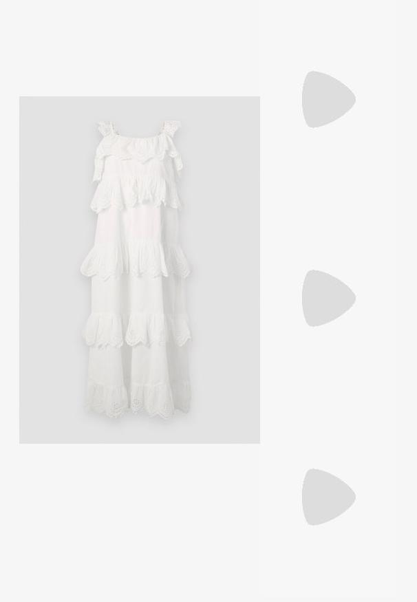 Bela bombažna obleka s plasti ruffle, čipkastimi robovi in nastavljivimi naramnicami. Dolga in sproščena zasnova.; Črne lakirane slingback pete s koničastim nosom in geometrijsko blokasto peto. Imajo eleganten, minimalističen dizajn in gladko teksturo.; Bela strukturirana torba z kratkimi ročaji in naramnim trakom, z zlatimi okrasnimi elementi in teksturiranim materialom, prikazana na sivi podlagi.; Uhane nakit iz zlatastega tona z gladko, ukrivljeno zasnovo. Ima edinstveno koničasto obliko, polirano površino in zaponko s tečajem.