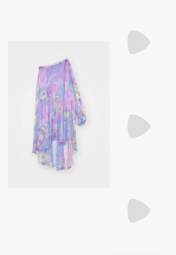 Cras DRESS - Oblačila za posebne priložnosti - purple; Črne visoke sandale na peto imajo tanke naramnice z vozlom, gladek kvadratni toe in eleganten stiletto peto.; Svetlo siva kovinska torbica z verižnim ročajem, okrašena z majhnimi okroglimi kovinskimi bleščicami in trikotnim logotipom blagovne znamke.; Srebrne uhane z gladko, kapljično obliko in poliranim finishem. Nežna graviranja dodajajo detajle. Minimalističen dizajn.