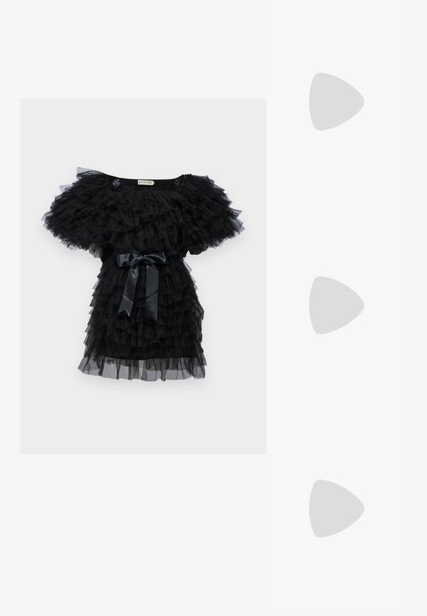 Zwarte tule jurk met rimpel lagen, korte pofmouwen en een satijnen riem in de taille. Doorzichtig materiaal voegt volume en diepte toe.; Zwarte lakleren hoge hakpumps met een puntige neus en een slanke silhouet. Heeft een gladde, glanzende afwerking en een slanke stilettohak.; Stuart Weitzman POSH SHOULDER BAG - Schoudertas - black; Oorbellen in de vorm van hoops met verweven gouden en zilveren ringen, voorzien van een heldere cubic zirconia accent en een textuurband op één ring.