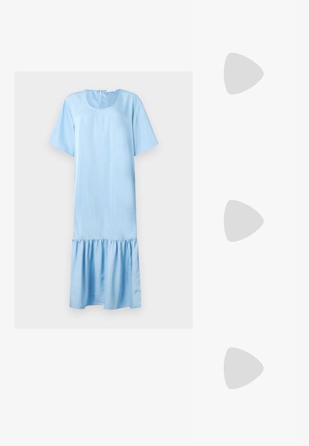 Svetlo modré midi šaty s voľným strihom, krátkymi rukávmi, okrúhlym výstrihom a volánovým lemom. Vyrobené z hladkého, jemného materiálu. Jednoduchý dizajn.; Čierne sandále na vysokom podpätku so štvorcovou špičkou a nízkym blokovým podpätkom. Obsahujú viacero tenkých popruhov a nastaviteľný členkový popruh. Vyrobené z hladkej kože.; Čierna kožená crossbody taška s hladkou textúrou, obdĺžnikovým tvarom a kovovým reťazovým detailom na prednej strane. Súčasťou je nastaviteľný popruh.; Strieborné kruhové náušnice s elegantným, okrúhlym dizajnom, s hladkým povrchom a bez viditeľných ozdôb. Priemer nie je špecifikovaný.