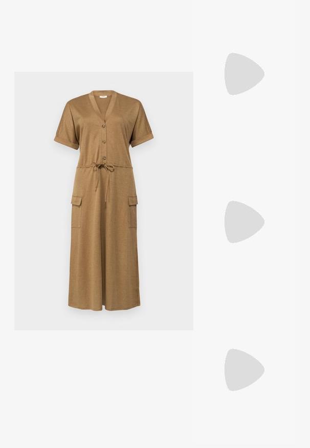 Rjava, kratka obleka brez rokavov z V-izrezom, gumbom spredaj, pasom na zavezovanje in dvema žepoma, izdelana iz mehkega, teksturiranega materiala.; Rjave usnjene kavbojske čevlje z ostrim nosom in blok peto, ki vsebujejo podrobno šivanje in dvignjene dodatke na zgornjem delu.; Mala kremna torbica z teksturiranim zaključkom, dolgim nastavljivim trakom, verižnim poudarkom in zapiranjem na poklop. Detajli iz zlatega kovinskega materiala.; Zlate uhane v obliki obročkov z gladko, sijočo površino. Krožna zasnova s majhnim nosilcem in prozornim podplatom za varno nošenje.