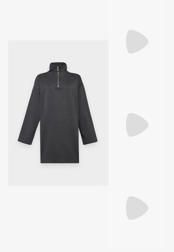 Črn pulover z visokim ovratnikom in četrtim zadrgo. Ima dolge rokave in sproščen silhuet, narejen iz mehkega, teksturiranega materiala.; Zlati, kovinski slingback čeveljci z ostrim nosom in masivnim peto. Gladka tekstura, minimalistična zasnova in ozka zanka.; Črna usnjena torbica s ukrivljeno obliko, z odstranljivo naramnico in zlatimi dodatki. Torbica ima pokrov s podrobnostmi v obliki zaponke.; Zlato obarvan kovinski zapestnica s tekočim, ukrivljenim dizajnom. Ima majhen, izstopajoč srebrn poudarek na enem koncu.