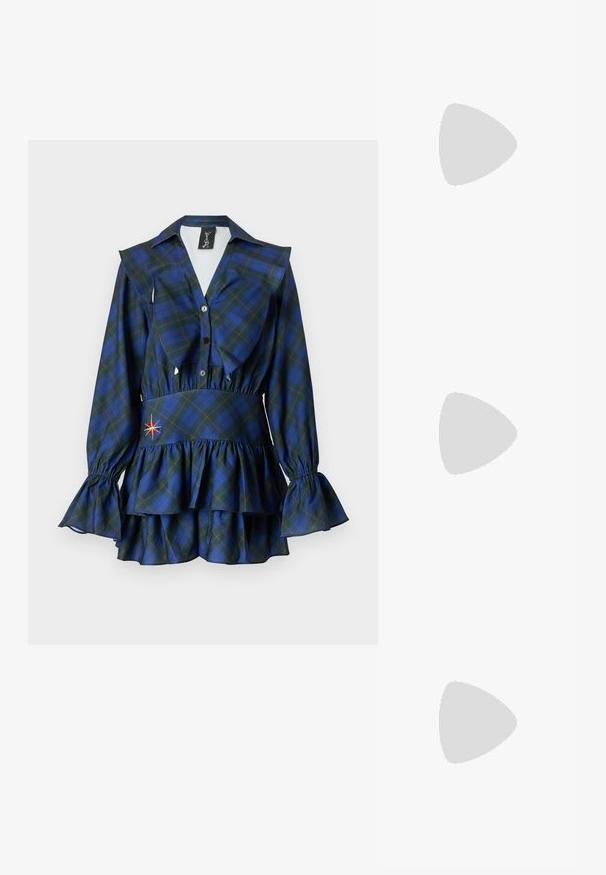 Sinead Gorey TARTAN RUFFLE MINI DRESS - Dienas kleita - blue; Melnas patentā ādas potītes zābaki ar masīvu platformu un augstu blokveida papēdi. Sānos ir sudraba ķēdes dekors. Gluda virsma.; Kaķa acu saulesbrilles ar matētu melnu plastmasas rāmjiem, tumšiem stikliem un zelta logotipa akcentu uz tempļa. Stūrainā forma un gluda tekstūra.; Melnas ādas crossbody soma ar divām priekšējām kabatām, zelta sprādzēm, ar rāvējslēdzēju aizdari un šauru siksnu. Strukturēta virsma un kompakta taisnstūra forma.