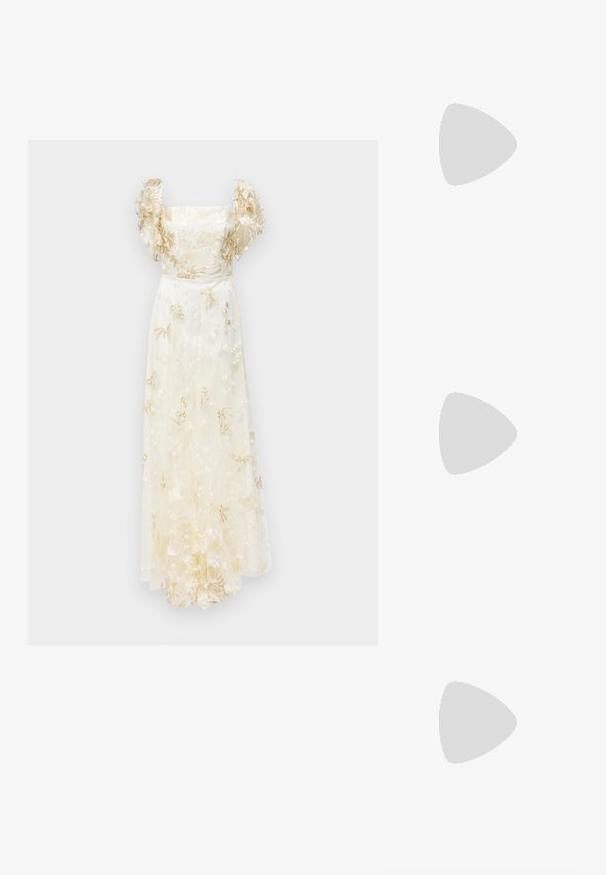Ida Sjöstedt ALESSIA GOWN - Proginė apranga - ivory; Baltos odinės sportbačiai, žemo profilio, su lygia tekstūra, apvalia nosimi, raištelių sistema priekyje ir mažyte siuvinėta logo šone.; Juodas odinis pusmėnulis krepšys su auksinėmis detalėmis, turintis užtrauktuko uždarymą. Dėvimas per petį ant pilko megztinio.; Aukso spalvos mazgo auskarai su sukimo dizainu. Kiekvienas auskaras turi apvalų skaidrų pagrindą, užtikrinantį saugų dėvėjimą.
