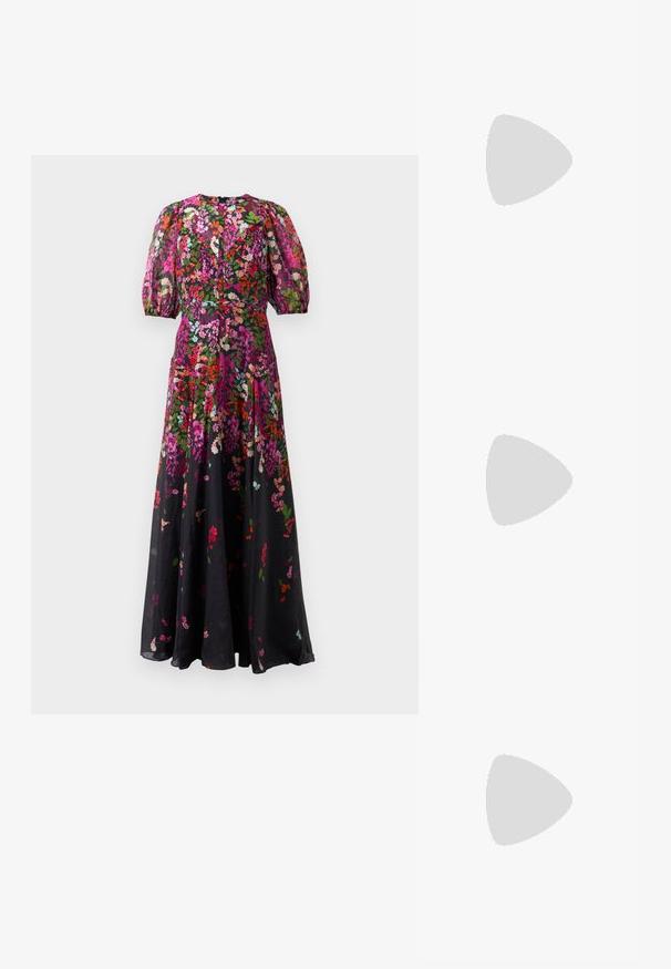 Blumen-Maxi-Kleid mit puffierten kurzen Ärmeln, taillierter Passform und mehrfarbigen Blumenmustern in Pink, Rot, Grün und Lila auf schwarzem Stoff.; Schwarze, hochhackige Sandalen mit dünnen Riemen und einem geknoteten Design, einer glatten, rechteckigen Zehenpartie und einem eleganten Stiletto-Absatz.; Hellegraue metallische Handtasche mit einer Kettenriemen, verziert mit kleinen kreisförmigen metallic Nieten und einem dreieckigen Markenlogo.; Silberne Creolen mit einer glatten, glänzenden Oberfläche. Abgerundete Form, leichtes Design, mit einer Steckverschluss. 