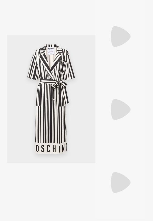 Čierno-biely šatník s vertikálnymi pruhmi, krátkymi rukávmi, opaskom v páse, dvojitými gombíkmi a prednými vreckami. Na spodnom leme je značka "MOSCHINO".; Čierne lakované kožené lodičky so slingback dizajnom, špicatou špičkou, zaobleným výrezom a blokovým podpätkom. Obsahuje akcent zlatého tónu s prackou.; Čierne oversized slnečné okuliare s gradientovými sklíčkami, hrubými rámami a zlatým retiazkovým detailom na stranách.; Zlatá sequinová kabelka s obdĺžnikovým tvarom, vybavená krátkym rúčkom a dlhým reťazovým popruhom. Povrch je lesklý a reflexný.