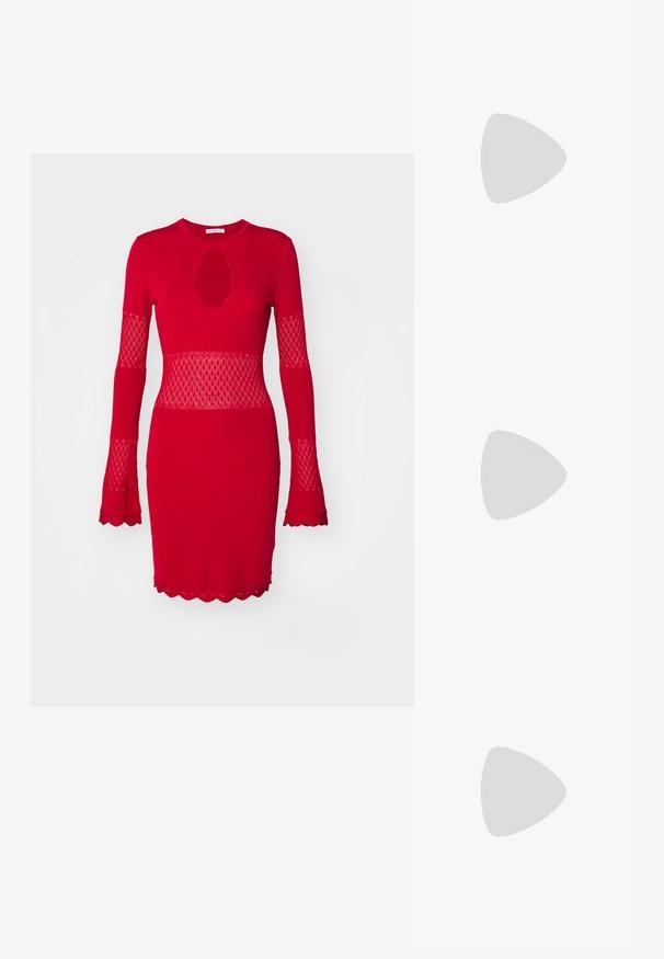 Abito rosso a coste con maniche lunghe in pizzo, scollatura a chiave e orli ondulati. Presenta una silhouette aderente e elementi di design testurizzati.; Decolleté in vernice nera con punta affusolata, tacco sottile e cinturino regolabile. Texture liscia con dettagli minimi.; Borsa a tracolla nera in pelle con una texture liscia, forma rettangolare e dettaglio in catena metallica sul davanti. Inclusa una tracolla regolabile.; Giacca in pelle metallizzata argento con collare in shearling, dotata di chiusura zip e superficie texture. Orecchini a goccia grandi con gemme trasparenti.