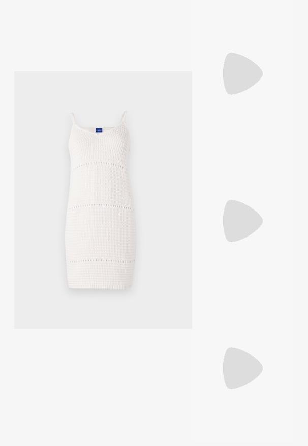 Valkoinen neulemekko, jossa on ohuet olkaimet, tiukka malli, teksturoitu pinta ja pieniä aukkoja vaakasuorissa viivoissa.; Mustat korkokengät sandaalit, joissa on ohuet hihnat solmittuna, sileä neliön muotoinen varvasosa ja tyylikäs stiletto-korko.; Vaalea harmaa metallinen käsilaukku, jossa on ketjusanka. Laukku on koristeltu pienillä pyöreillä metallikoruilla ja kolmion muotoisella brändilogolla.; Hopehopeet hopehopeet hopehopeet hopehopeet, jolla on sileä, kiiltävä pinta. Pyöreä muoto, kevyt rakenne, jossa on neulakiinnitys.