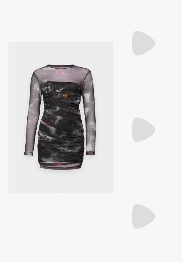 Schwarzes langärmliges Kleid mit einem weltraumthematisierten Druck, der Planeten und Sterne zeigt. Aus durchscheinendem, gerafftem Stoff mit taillierter Silhouette.; Goldfarbene, metallisch schimmernde, spitz zulaufende High Heel-Schuhe mit Stilettofers. Von der Seite auf einem schlichten hellen Hintergrund gezeigt.; Schwarze Lederhandtasche mit einem silbernen Kettenriemen, verziert mit dekorativen Flügelakzenten und weißen Nähten entlang der unteren Naht.; Silberne herzförmige Vorhängeschlösser mit eingravierten "JA"- und "NEIN"-Texten, polierte Oberfläche, symmetrisches Design und einem robusten Metallverschluss.