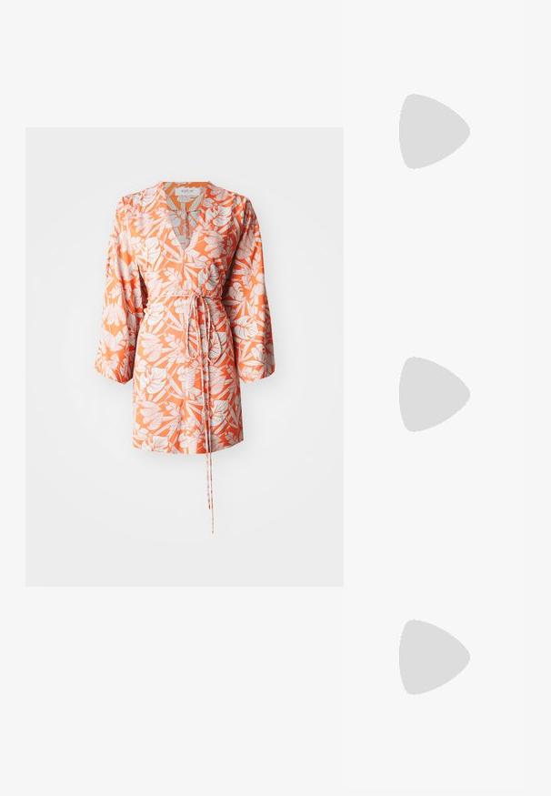 Robe courte de style kimono en tissu orange avec des motifs de feuilles tropicales blanches, dotée de manches longues et d'une ceinture à la taille pour un ajustement réglable.; Chaussure slingback en cuir verni noir avec un embout pointu, des brides de cheville avec des boucles en argent et des éléments en métal, et un talon fin.; Lunettes de soleil en métal doré avec des verres foncés, en forme d'œil de chat, et branches noires avec un accent arc-en-ciel d'un côté.; Sac à main en métal doré avec un design structuré, texture lisse et bandoulière ajustable. Présente une forme triangulaire unique et des coutures minimalistes.
