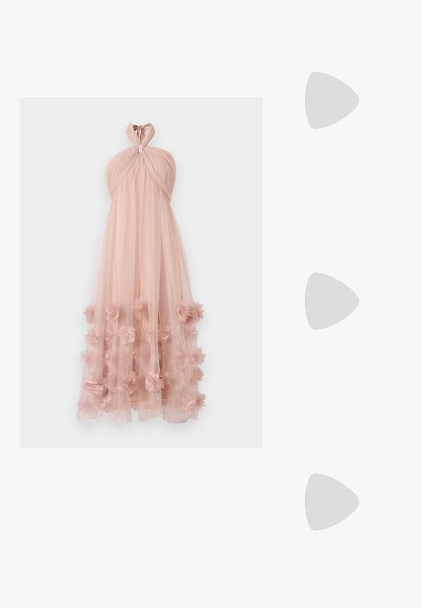 Draped halter-neck jurk van zachte roze tule, met gelaagde bloemenapplicaties aan de zoom, wat zorgt voor een delicate, gestructureerde uitstraling.; Witte leren sneakers, laag model, met een gladde textuur, ronde neus, vetersluiting aan de voorkant en een klein geborduurd logo aan de zijkant.; Zwarte leren halfronde tas met een gouden hardware accent, voorzien van een ritssluiting. Draagt crossbody over een grijze trui.; Gouden knoopstuds met een gedraaide design. Elke oorring heeft een ronde transparante achterkant voor een veilige draagervaring.