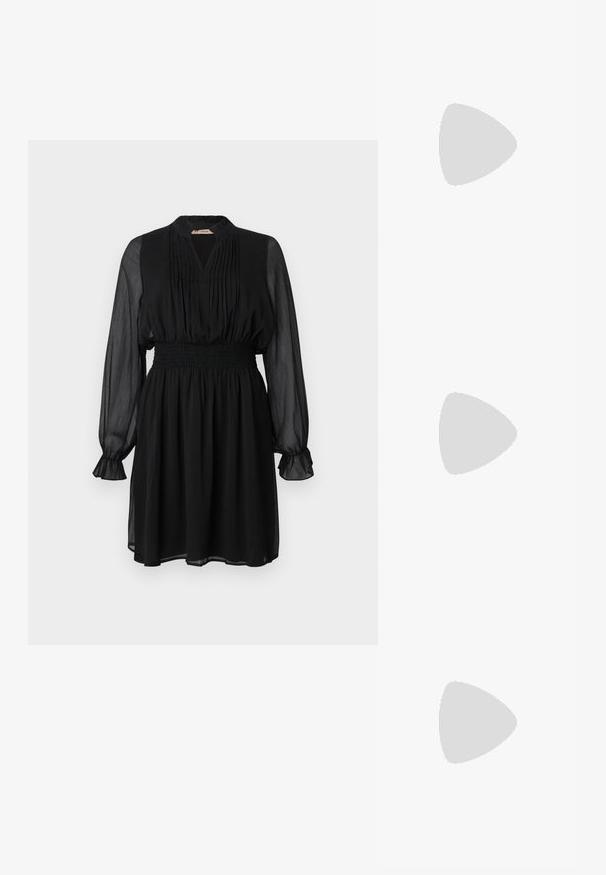 Svart kjole med lange, gjennomsiktige ermer, plisserte utringning, smocket midje og utsvingt skjørt. Stoffet har et lett og strukturert utseende.; Sorte semskede plattformsandaler med bred klack, med krysslagte remmer og en spenne ved ankelen for en sikker passform.; Svart håndveske med strukturert form, jevn tekstur og metallisk lås. Kombinert med brede svarte bukser og sandaler med åpen tå på tregulv.; Sølv hoops øredobber med en tvistet design, som har en polert finish og bakstøtte. Mål omtrent 3 cm i diameter.