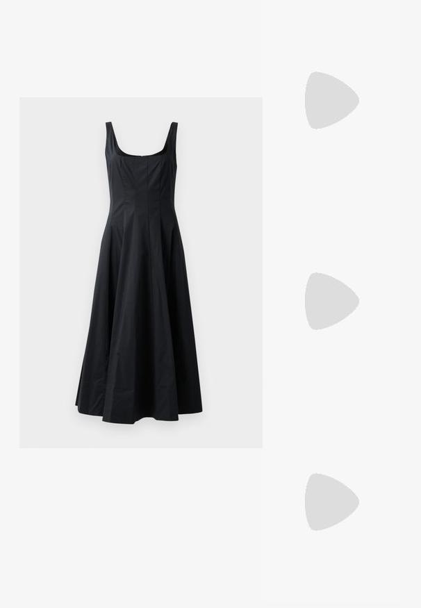Sort halterneck kjole med tætsiddende liv, udvidende nederdel og glat tekstur. Har firkantet halsudskæring og går til midt på læggen.; Spidse slingback sko i blank hvid læder med to justerbare spænder og en 6 cm stiletto hæl.; Sorte rektangulære solbriller med mørke linser, glat plastikramme og buede stænger. Designet er klodset med en minimalistisk æstetik.; Sort læderhåndtaske med en tekstureret overflade, sølvhardware, lås og kort håndtag til bæring. Kompakt og struktureret design.
