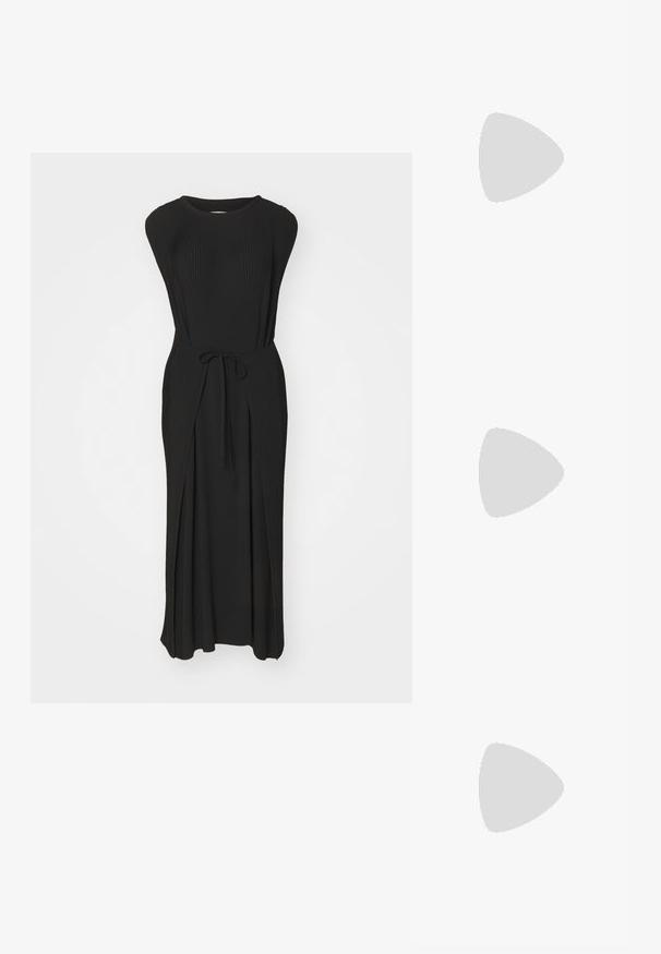 Robe maxi noire en maille côtelée, avec un col rond, des manches courtes et une ceinture à nouer à la taille, dotée d'une fente sur les côtés pour une liberté de mouvement.; Stuart Weitzman NUDIST II - Sandales à talons hauts - black; Sac en cuir noir porté en travers avec deux poches avant, boucles dorées, fermeture zippée et une sangle fine. Surface texturée et forme rectangulaire compacte.; Les boucles d'oreilles en argent en forme de créole présentent un design lisse et arrondi avec un profil fin et un fermoir sécurisé. Style minimaliste avec une finition polie.